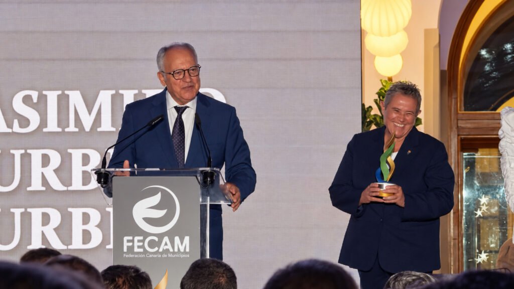Curbelo es galardonado por su trayectoria pública en la primera edición de los premios FECAM