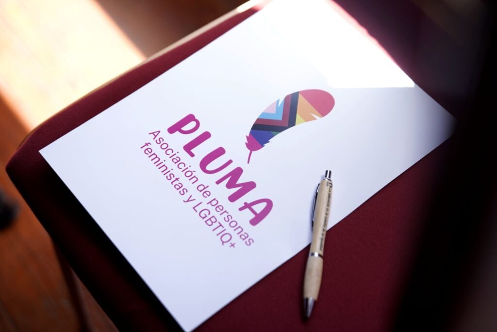 La Asociación Pluma condena rotundamente los ataques LGTBIfóbicos y gordofóbicos que ha recibido en redes sociales un creador de contenido gomero