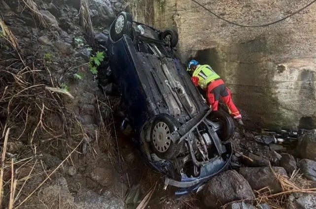 Herido grave un hombre de 78 años tras caer con su coche por un barranco en La Gomera