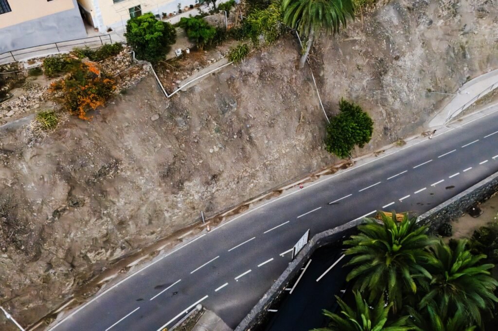 El Cabildo avanza en la estabilización de taludes en el acceso a la costa de Vallehermoso