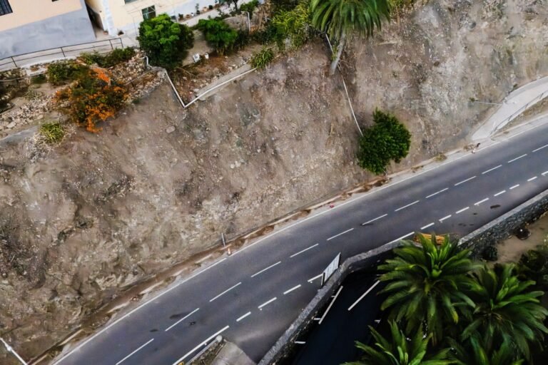 El Cabildo avanza en la estabilización de taludes en el acceso a la costa de Vallehermoso
